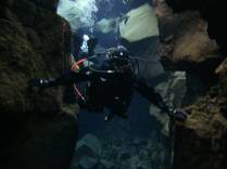 Tocando a América e a Europa durante mergulho na Silfur Hellir, a fenda que divide esses continentes, no Parque Nacional Thingvellir, na Islândia